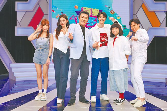 杨尹岚（左起）、李紫嫣、李㼈、吴迪、陈沛幂、吴铃山5日录制年代《百变智多星》。（池宗玲摄、资料照片）