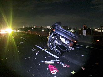 國1仁德段深夜4車連環撞 21歲女閃車撞護欄翻覆重傷