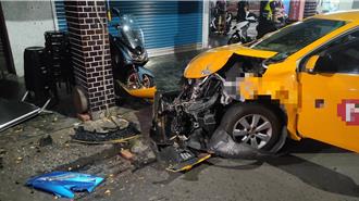 高雄17歲少年無照騎車 路口擦撞小黃多處擦挫傷送醫