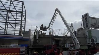 台南永康火警 2人一度受困「铁皮屋」上