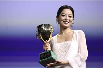 威尼斯影展》辛芷蕾摘影后！得獎曝心聲：我也曾遭嘲笑