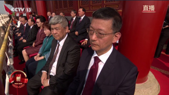 洪秀柱北京看京劇 親民與民眾自拍「1句話現高EQ」