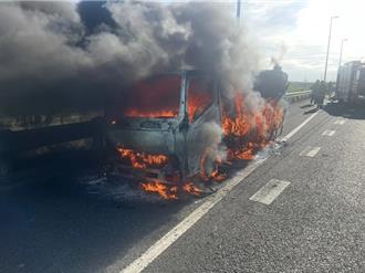 國道8號台南安定段火燒車　車主順利逃生車燒光