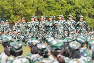 假國安真尋寶？近20人身穿迷彩服「接管」公園挖寶