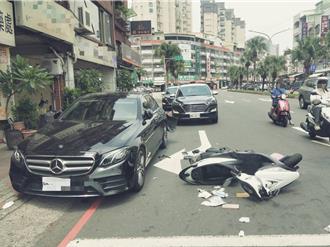 高雄机车骑士突自摔　「刮中」路边违停宾士