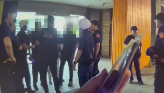 情侶遭醉漢咆哮圍堵  警方迅速壓制衝突