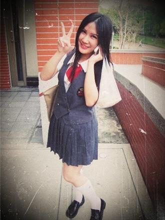 中山女高爭訂餐權校長室前吃便當 柳采葳秀制服照聲援