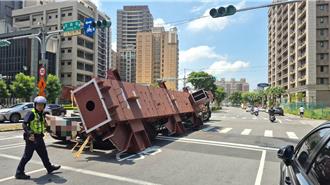 聯結車鋼柱路口脫落橫躺馬路 幸無人傷亡警急疏導交通