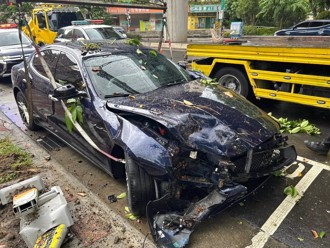 內湖瑪莎拉蒂暴衝失控？ 沿路「連環撞」路樹也慘遭波及