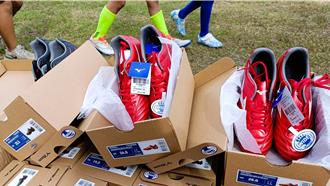 台東家扶創社區兒童足球隊 立委牽線促企業捐7萬球具