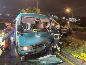 客運小巴遭轎車飛越撞擊　女司機一度受困！釀2人傷