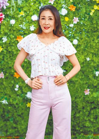 曲艾玲把年邁媽當小孩疼