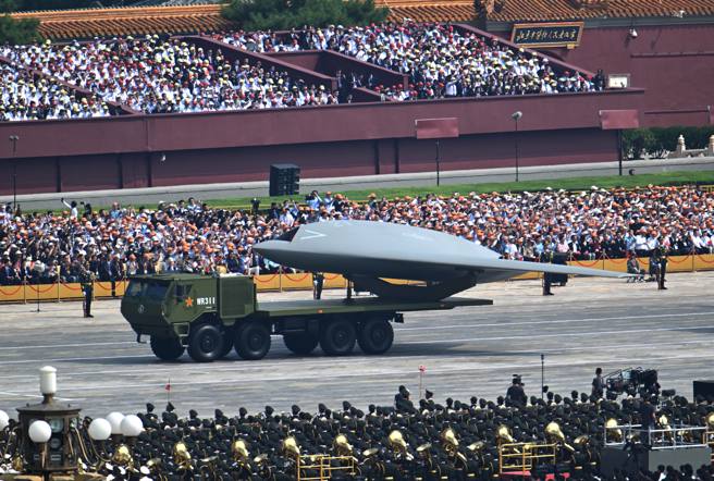 2025年9月3日，中國人民抗日戰爭暨世界反法西斯戰爭勝利80周年大會，解放軍空中無人作戰方隊接受檢閱，圖中為攻擊-11無人機。（新華社）