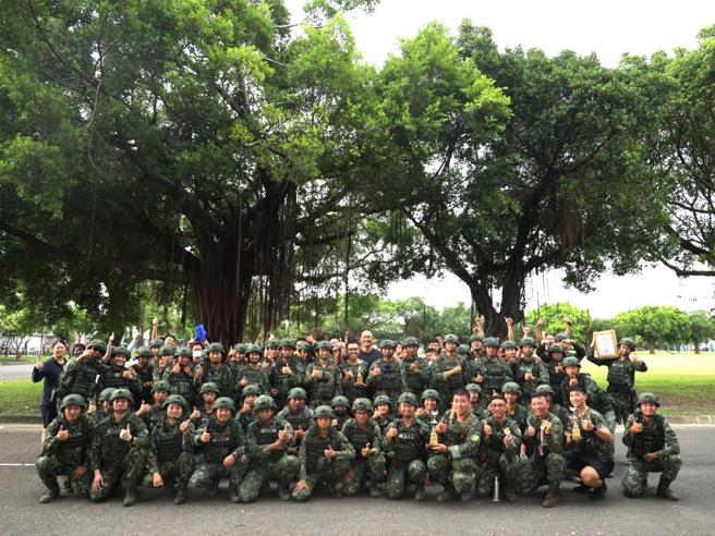 陆军步训部日前举办「金汤杯战技竞赛」手榴弹投掷比赛，强化单位凝聚力。（步训部提供）