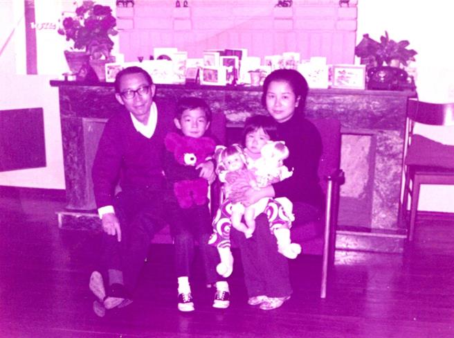 曲艾玲分享一家四口合照。（曲艾玲提供）