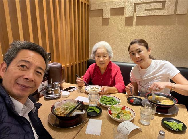 曲艾玲（右）固定与母亲聚会吃饭。（曲艾玲提供）