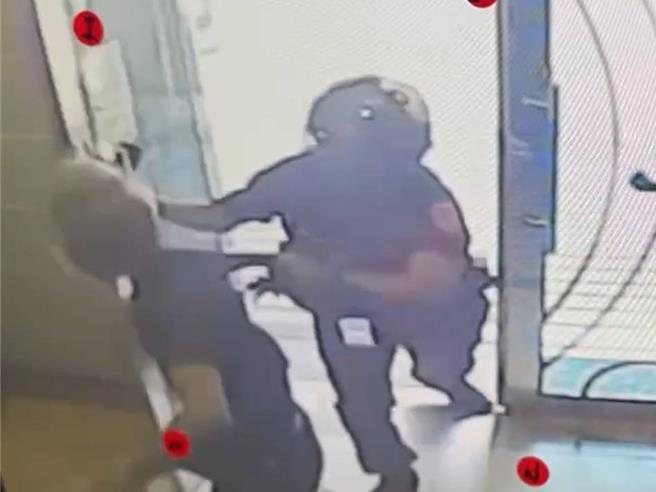 33歲彭姓男通緝犯出門遇警他拼命往家逃，員警大腳一踹順利逮通緝犯。(翻攝照片)