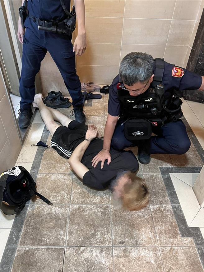 33歲彭姓男通緝犯出門遇警他拼命往家逃，員警大腳一踹順利逮通緝犯。(翻攝照片)