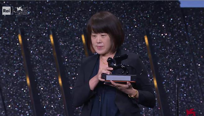 導演陳芯宜執導《雲在兩千米》榮獲威尼斯影展最佳沉浸體驗大獎。（截自威尼斯影展官方直播）