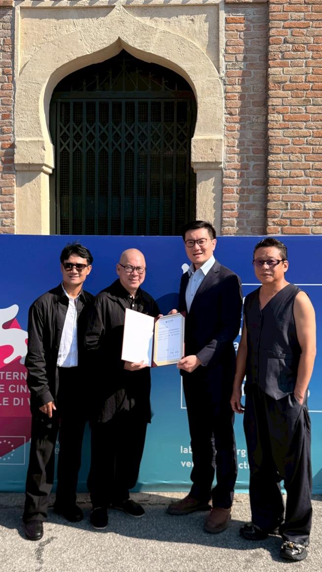 駐義大利代表處文化組轉致文化部長李遠賀電導演蔡明亮（左2）獲頒2025年威尼斯國際影展費比西國際影評人協會「費比西百年終身成就獎」。（駐義大利代表處文化組提供）