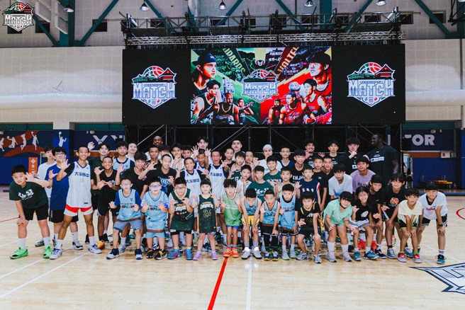 云豹与Volters球星跟桃园地区的小学生们合照。(云豹提供)