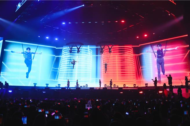 牛奶、坤达挑战10米高空弹簧特技，引全场暴动。（相信音乐提供）