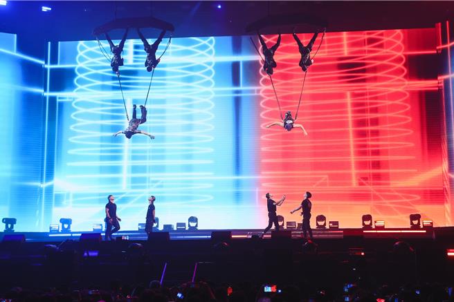 牛奶、坤达空中前后空翻！牛奶风火轮10圈、坤达空中倒立震撼全场。（相信音乐提供）