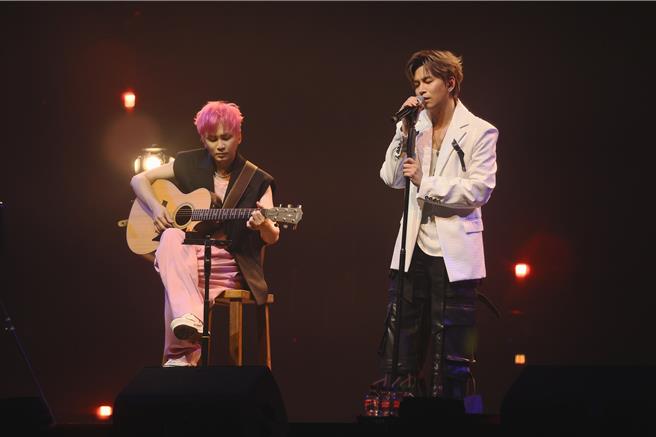 阿弟、书伟吉他弹唱献经典戏剧主题曲。（相信音乐提供）