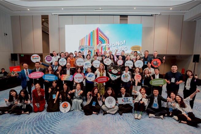 高雄国际观光队士气高昂！高雄观光局长高闵琳与吉祥物高雄熊，偕同高雄在地特色品牌及旅游业者展现百分百的热情与活力。（图／观光局）