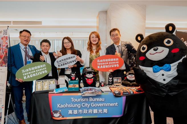 高闵琳局长在推介会上与菲律宾当地业者热情互动并送出高雄特色好礼。（图／观光局）