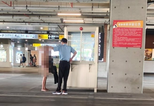 台中火車站驚見全裸遛鳥伯，保全正在勸導驅趕。（翻攝爆料公社）