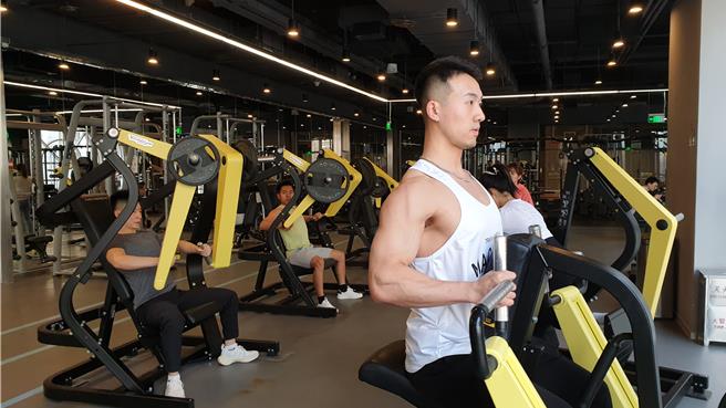 24小時健身房，被年輕人「爆改」睡成了大飯店。（示意圖，藍孝威攝）