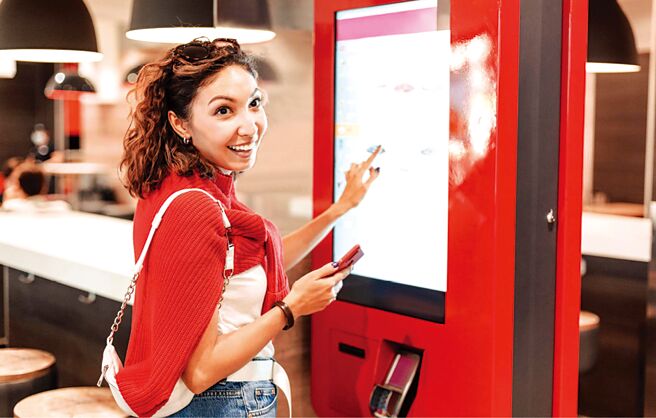 自助点餐机加速购餐流程，缩短顾客等候时间。图／本报资料照片