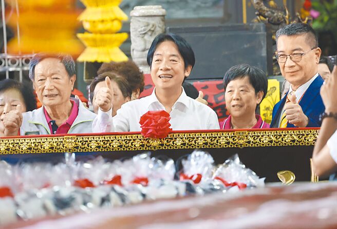 身兼民进党主席的赖清德总统（中）6日启动22县市巡迴座谈，并前往万华广照宫参香。（姚志平摄）