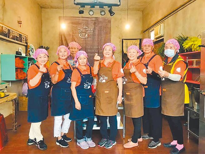 高市旗山区隘堤咖啡，店员是由年龄平均80岁的阿公、阿嬷组成，堪称全台最「老」咖啡店。（陈宗卿提供／丁治纲高雄传真）