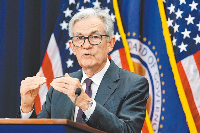 美就業市場惡化，學者預估聯準會年底前恐怕要降息3次才足夠。圖為聯準會主席鮑爾。（路透）