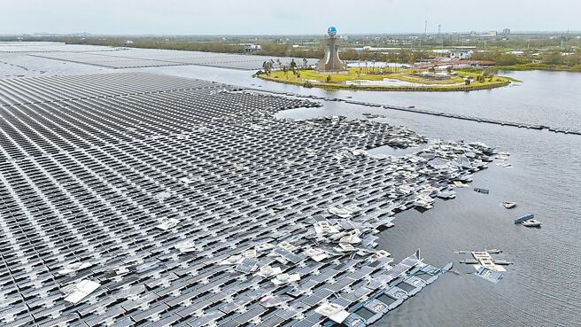 受丹娜丝颱风影响，嘉义县新塭滞洪池光电案场受创严重，业者粗估至少5万片光电板毁损。（读者提供／吕妍庭嘉义传真）