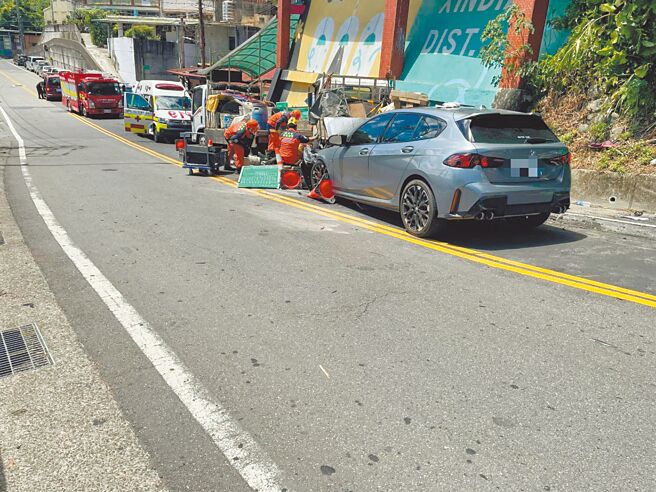 黄姓男子6日上午驾驶BMW轿车在新店新潭路衝撞施工货车，货车再撞击3名工人，造成刘姓工人死亡。（新店警分局提供／王扬杰新北传真）