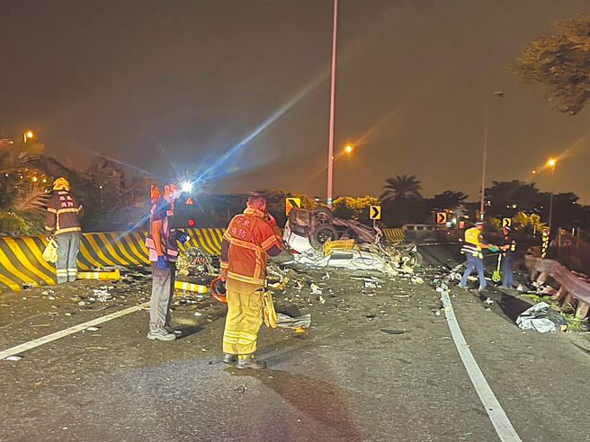 国道3号南向九如出口匝道，5日晚间发生自小客车不明原因自撞护栏，驾驶喷飞车外当场死亡。（国道第五公路警察大队提供／罗琦文屏东传真）