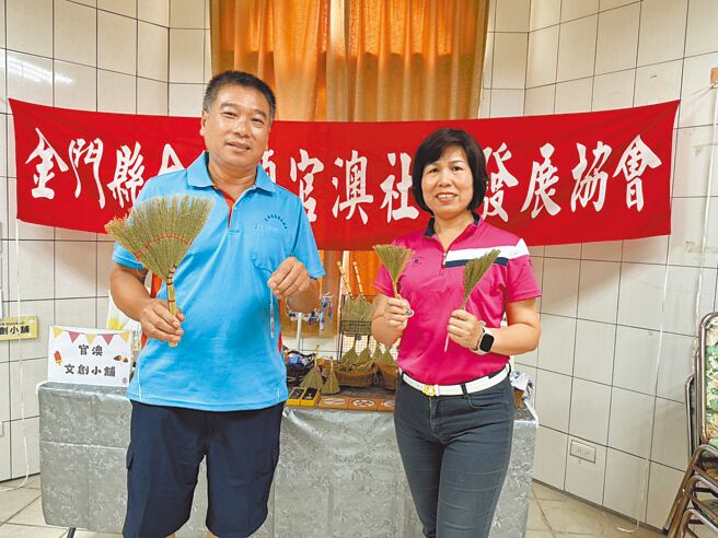 官澳社區發展協會在理事長楊能輝（左）、執行長黃玉梨（右）這對義消夫妻檔努力經營下，堪稱社區模範。（于家麒攝）