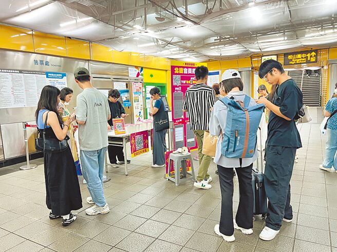 為推廣「台北捷運go」App，台北捷運公司近日在平時人潮較多的捷運站招募會員，只要加入會員就可以拿免費的手搖飲、小餅乾甚至是花卉公司提供的玫瑰花。（丁上程攝）