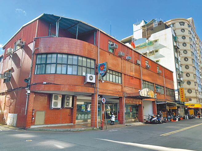 新北市海山警分局文圣派出所内警用无线电收讯不良，议员黄淑君痛批警政署长期忽视地方员警通讯安全需求。（王扬杰摄）