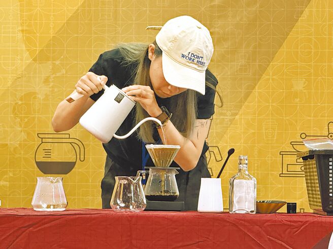 由金门县咖啡文创交流协会主办的2025「金门杯咖啡冲煮竞赛」，6日下午登场，选手现场大秀冲煮手艺。（于家麒摄）