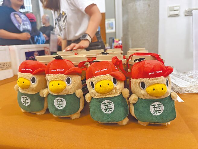 台南市政府市场处吉祥物「菜奇鸭」，上月推出限量款玩偶杯套爆红。（曹婷婷摄）