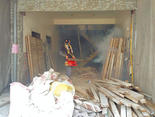 今年高雄市爆發登革熱本土群聚案，截至6日共有12例，分布在鼓山區、三民區，跨區傳播也引起地方恐慌，防疫人員天天到警戒區做噴藥消毒。（高雄市衛生局提供／紀爰高雄傳真）