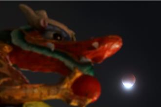 月全食登場 北市雲層過厚無緣見「血月」