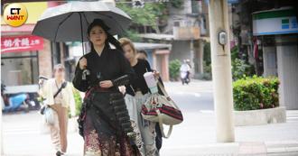 直擊》韓瑜熱翻了！一身武將盔甲大街拍戲　頂烈日揮刀汗如雨下