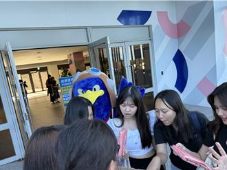 弘光科大開學送祝福 學生抽中「早睡早起」：沒睡比較快