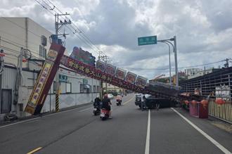 鹿港玉安宫牌楼遭撞「断一脚垮了」！移工驾驶惨卡车内受困