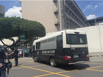 柯文哲搭囚車11：56離開北所　小草嗨喊「柯文哲清清白白」